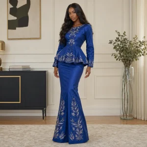 Ensemble africain en bazin bleu royal avec broderies